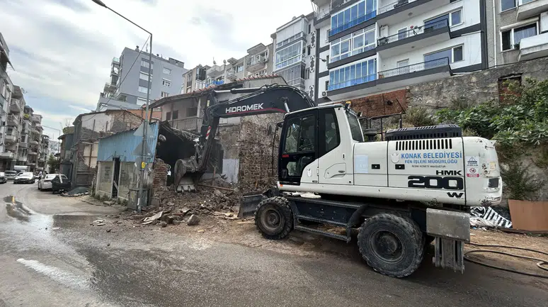 Konak’ta tehlike saçan yapılar birer birer temizleniyor: Hedef daha güvenli bir ilçe