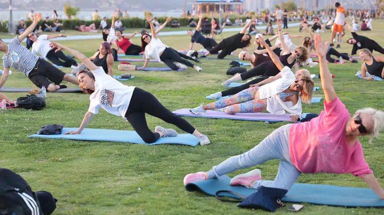 İzmir'in kalbinde spor şöleni: Kordon'da gün batımı eşliğinde hareketli saatler