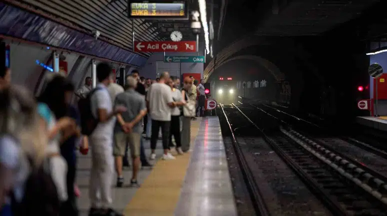 İzmir metrosunda kablo hırsızlığı paniği: Seferler saatler sonra normale döndü