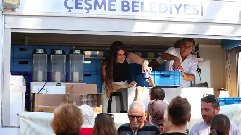 Çeşme’de aşure bereketi: Başkan Denizli komşularıyla aynı sofrada buluştu