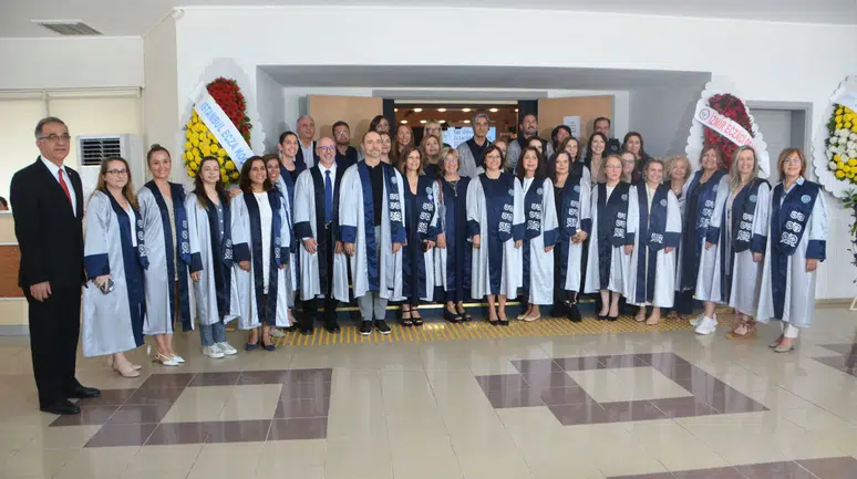 Ege’nin beyaz önlüklüleri sahada: 51. dönem mezunları yemin ederek göreve başladı