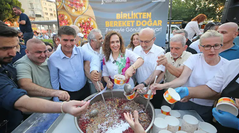 Karşıyaka'da dev kazanlar dostluk için kaynadı: 3 bin kişiye aşure ikramı