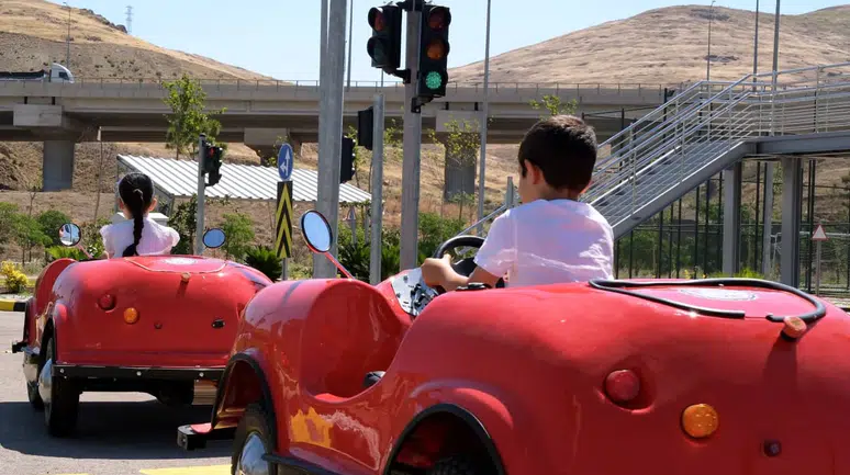Menemen'de minik sürücüler trafiğe hazırlanıyor: Her gün 50 çocuk eğitim alıyor