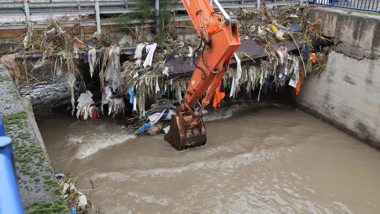 İzmir’de kuvvetli yağış alarmı: 1310 personel, 342 araç ve 200 pompa ile sahada