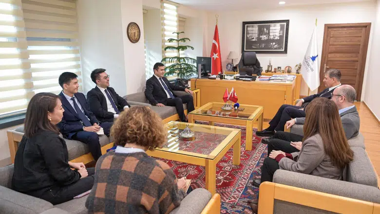 Başkan Tugay’dan Kırgızistan heyetine “Aytmatov Kütüphanesi” jesti