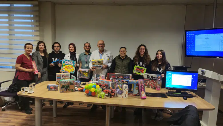 EÜ Tıp Fakültesi Hastanesinde tedavi gören çocuklar için oyuncak bağışı yapıldı