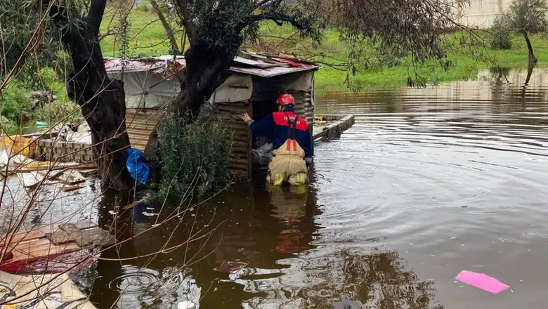 İtfaiye eri vatandaşı sırtında taşıdı