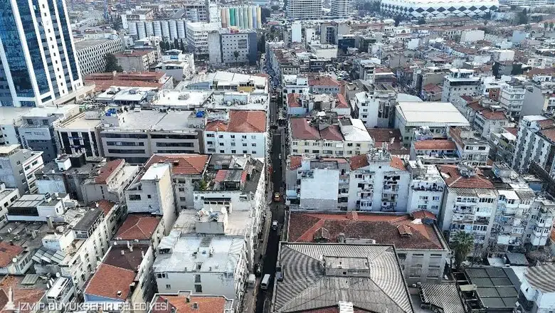 Alsancak’ta altyapısı tamamlanan sokaklar asfaltlanıyor