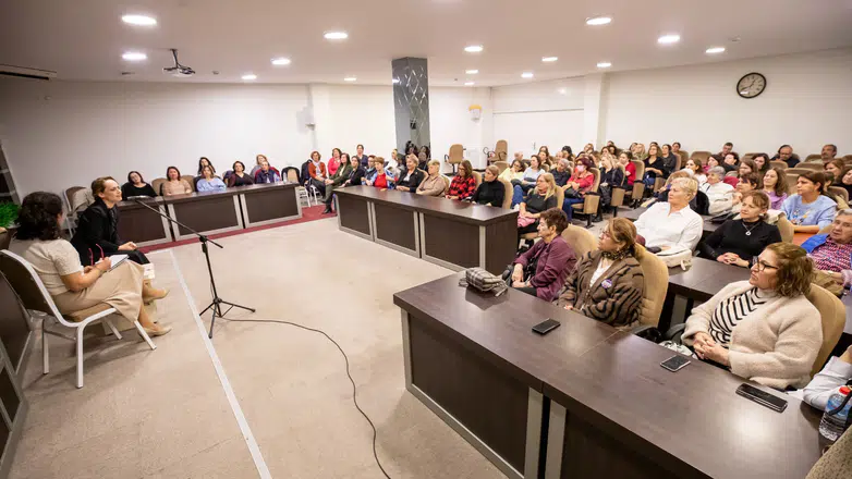 DÜNYA TİYATROLAR GÜNÜ’NDE, AFİFE JALE’NİN İLHAM VEREN MÜCADELESİ NARLIDERE’DE ANLATILDI