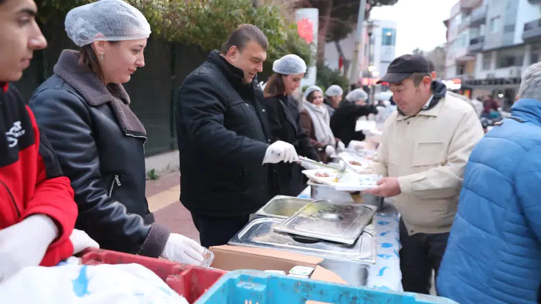 Seferihisar’ın kalbinde bin kişilik “İftar Sofrası” kuruldu