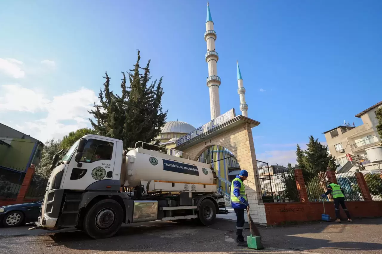 Ramazan ayına sayılı günler kala Buca Belediyesi, camileri baştan aşağı temizledi. Başkan Görkem Duman, vatandaşların sağlıklı bir ortamda ibadet edebilmesi için mesaj verdi!