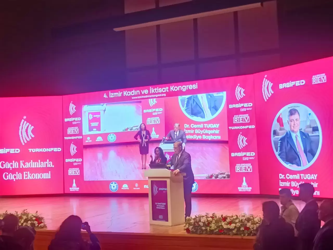 Atatürk’ün izinde düzenlenen 4. İzmir Kadın ve İktisat Kongresi başladı! Kadınların ekonomideki rolü ve geleceğe ilham veren mesajlar gündemde. Detaylar haberde!