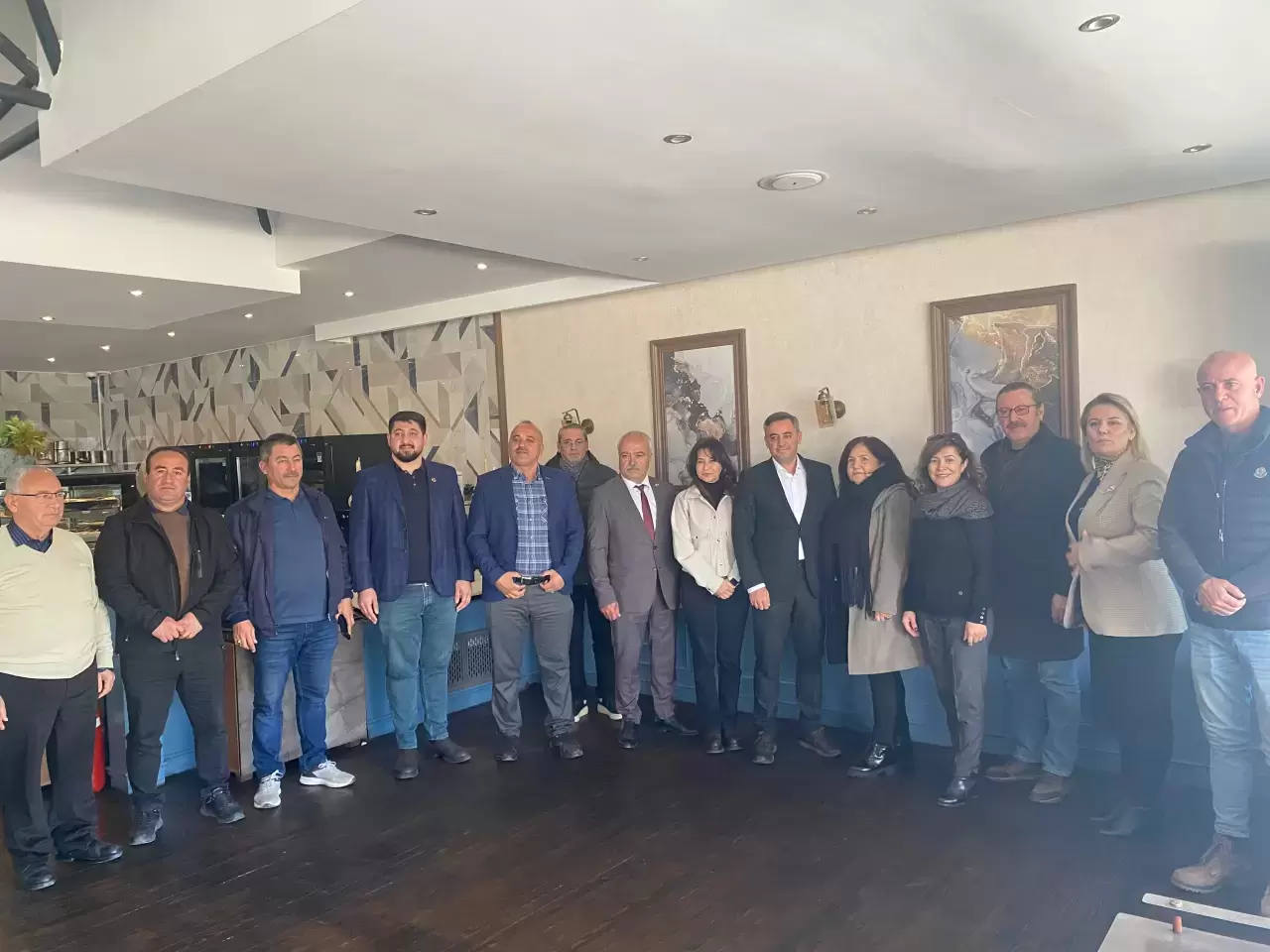 İzmir Kent Konseyi Başkan Adayı Özgür Topaç, muhtarlarla bir araya gelerek şehirdeki sorunlara yönelik güçlü çözüm önerilerini sıraladı. Altyapı ve ulaşım sorunları ön plana çıktı.