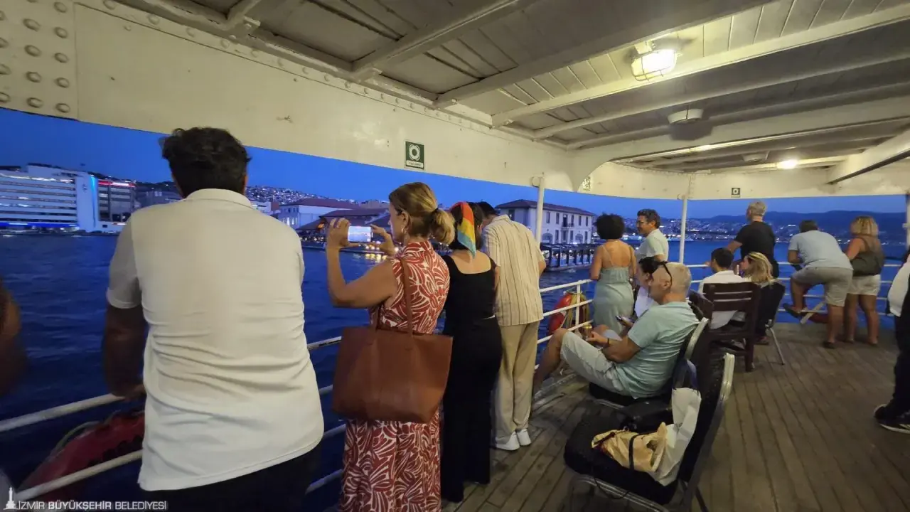 İzmir Büyükşehir Belediyesi iştiraklerinden İZDENİZ'in Tarihi Bergama Vapuru'nda düzenlediği etkinlikler Rembetiko Gecesi ile devam etti. Tarihin ve melodilerin iç içe geçtiği bu özel gecede müzikseverlere rembetiko ezgileri ile keyifli bir akşam yaşattı.