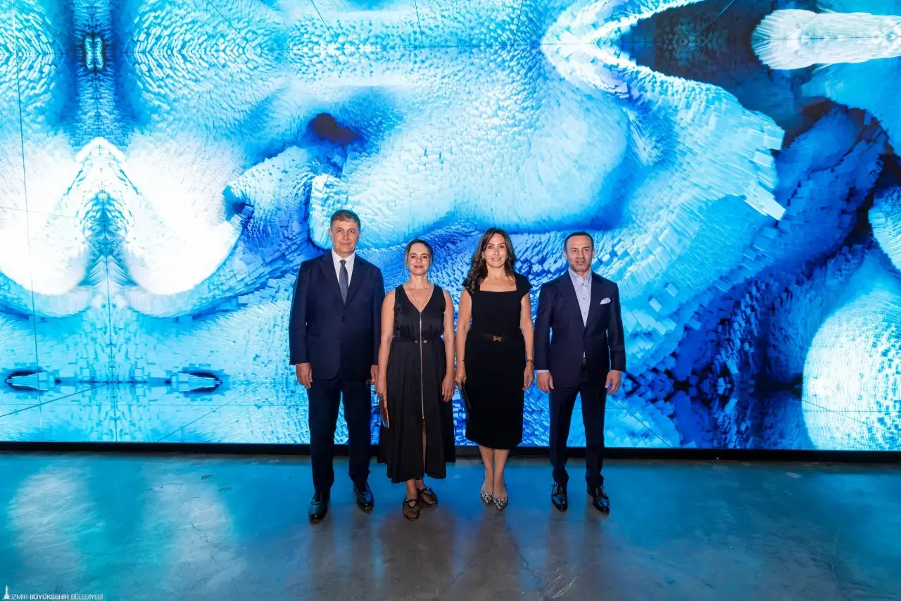 94. İzmir Enternasyonal Fuarı (İEF) kapsamında Kültürpark Atlas Pavyonu’nda kapılarını açmaya hazırlanan “Ve Mavi Gözleri Çakmak Çakmaktı” Mustafa Kemal Atatürk sergisi ile Refik Anadol’un “Şifanın Algısı” ve “Makine Rüyaları: Ege” eserleri için yapılan ön gösterim İzmir’in sanat, iş ve siyaset dünyasını buluşturdu. Başkan Dr. Cemil Tugay, “Kendi sanatçılarımızın kıymetini biliyoruz, gerek üretmeleri gerekse ürettiklerini sergilemeleri için onlara imkân sunmaya devam edeceğiz” dedi. 