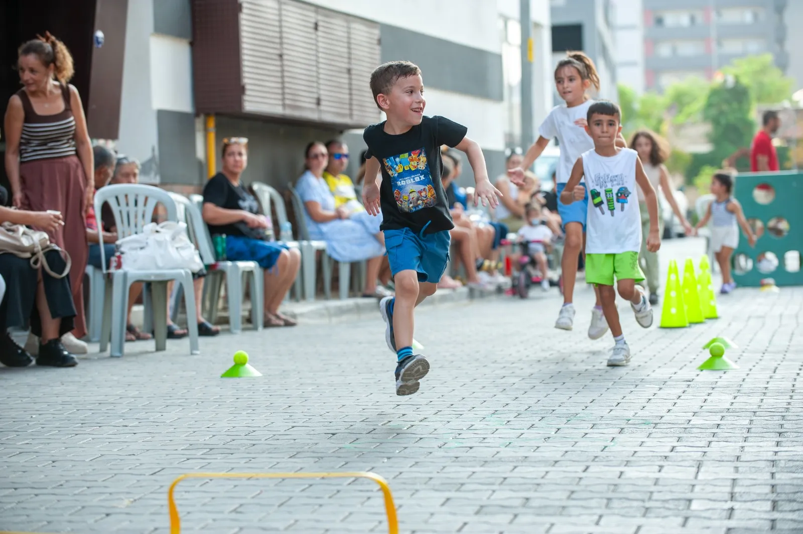 Karşıyaka’da ekranlar kapanıyor, sokaklar şenleniyor: Mahalle Olimpiyatları başlıyor