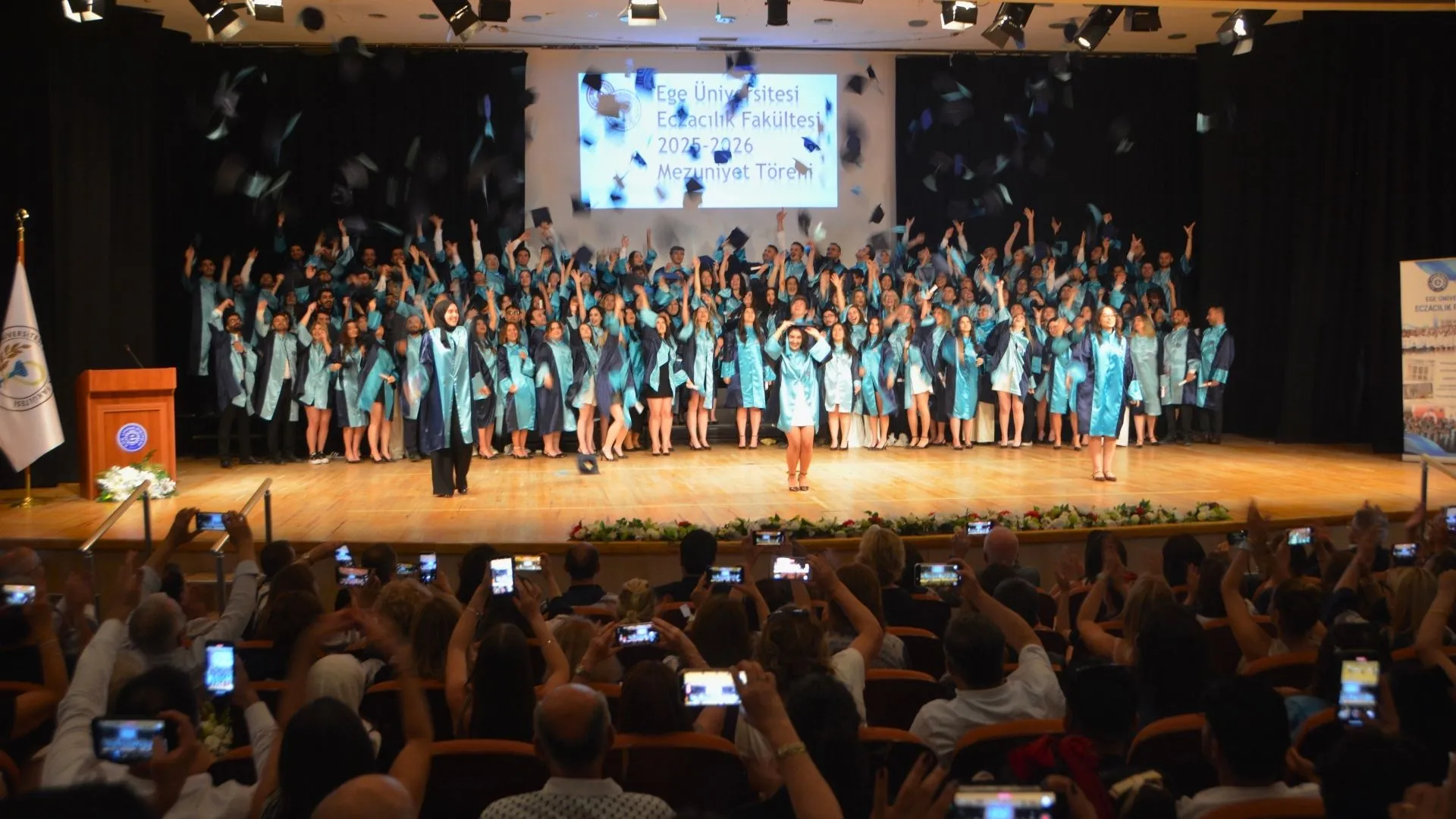 Ege’nin beyaz önlüklüleri sahada: 51. dönem mezunları yemin ederek göreve başladı