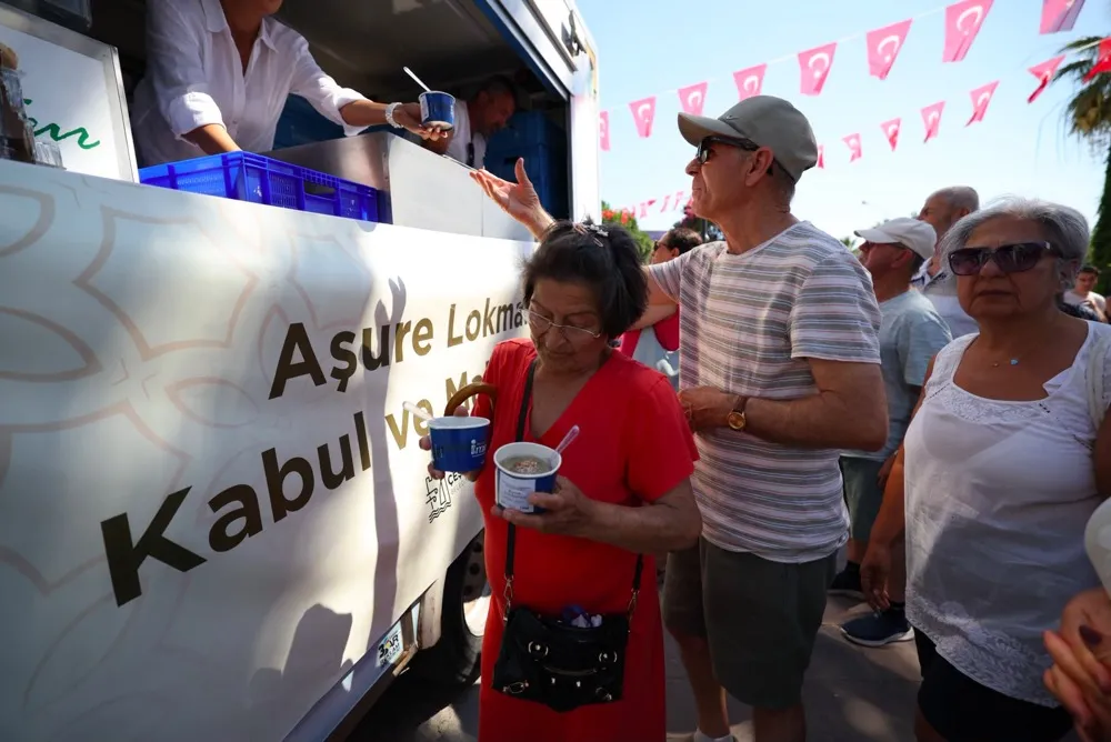 Çeşme’de aşure bereketi: Başkan Denizli komşularıyla aynı sofrada buluştu