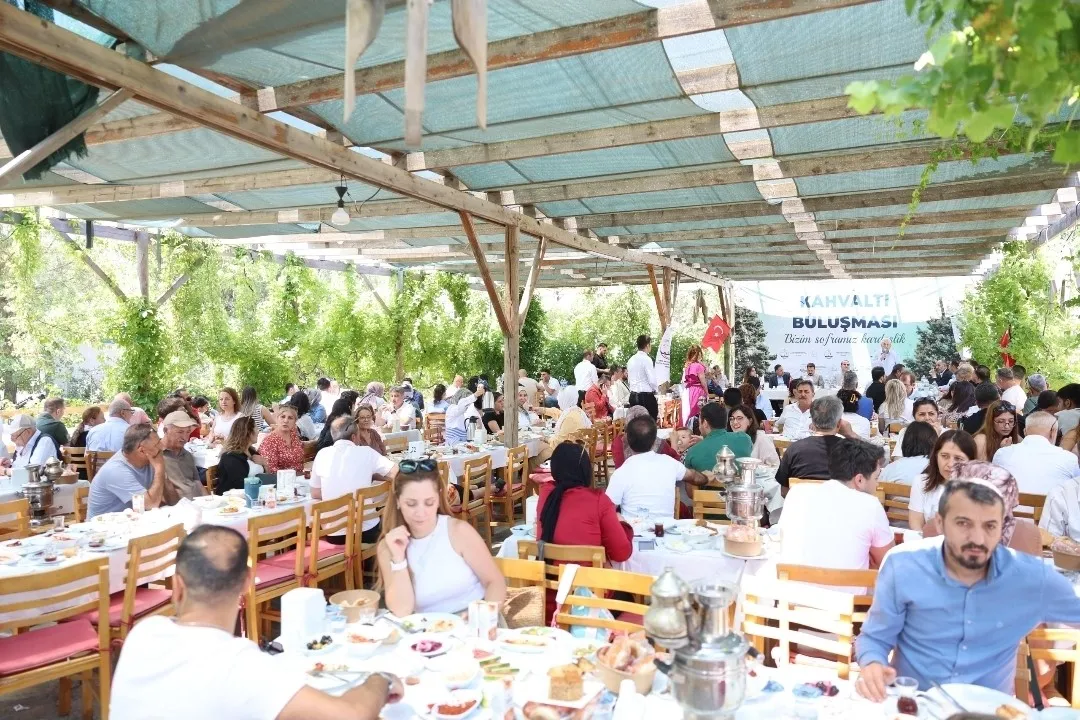 Ege'nin kalbinde Maraş esintisi: Hemşeriler dayanışma sofrasında kenetlendi