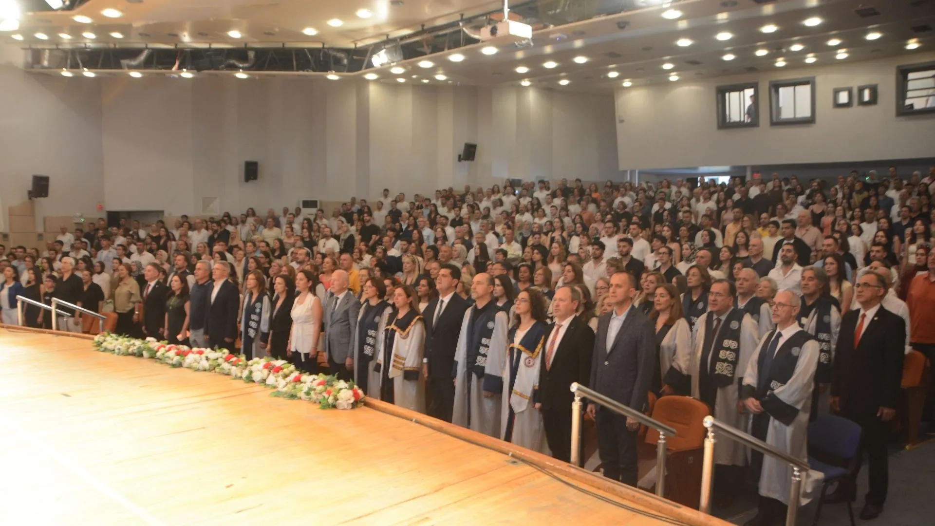 Ege’nin beyaz önlüklüleri sahada: 51. dönem mezunları yemin ederek göreve başladı
