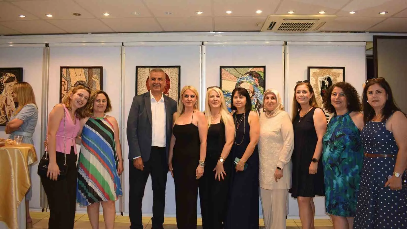İzmirli sanatseverler Ege Üniversitesi’nde buluştu: Bir yılın sabrı tuvale ve taşa yansıdı
