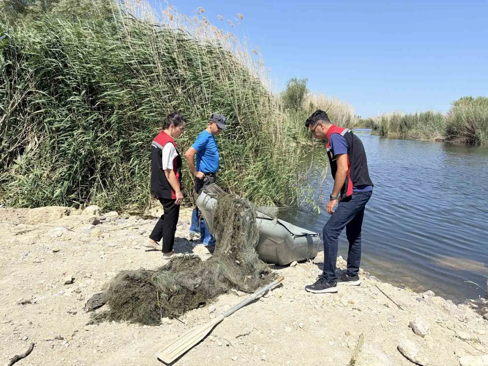 Aliağa’da sulara kurulan gizli tuzağı ekipler fark etti: 50 metrelik ağ imha edildi