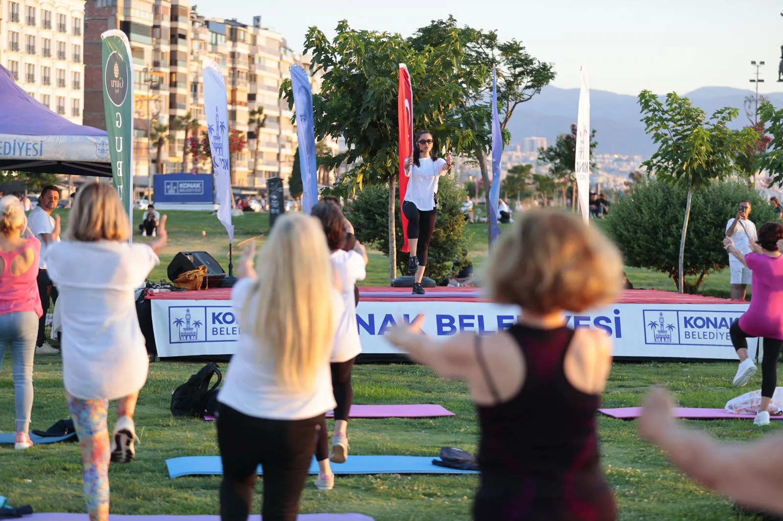 İzmir'in kalbinde spor şöleni: Kordon'da gün batımı eşliğinde hareketli saatler