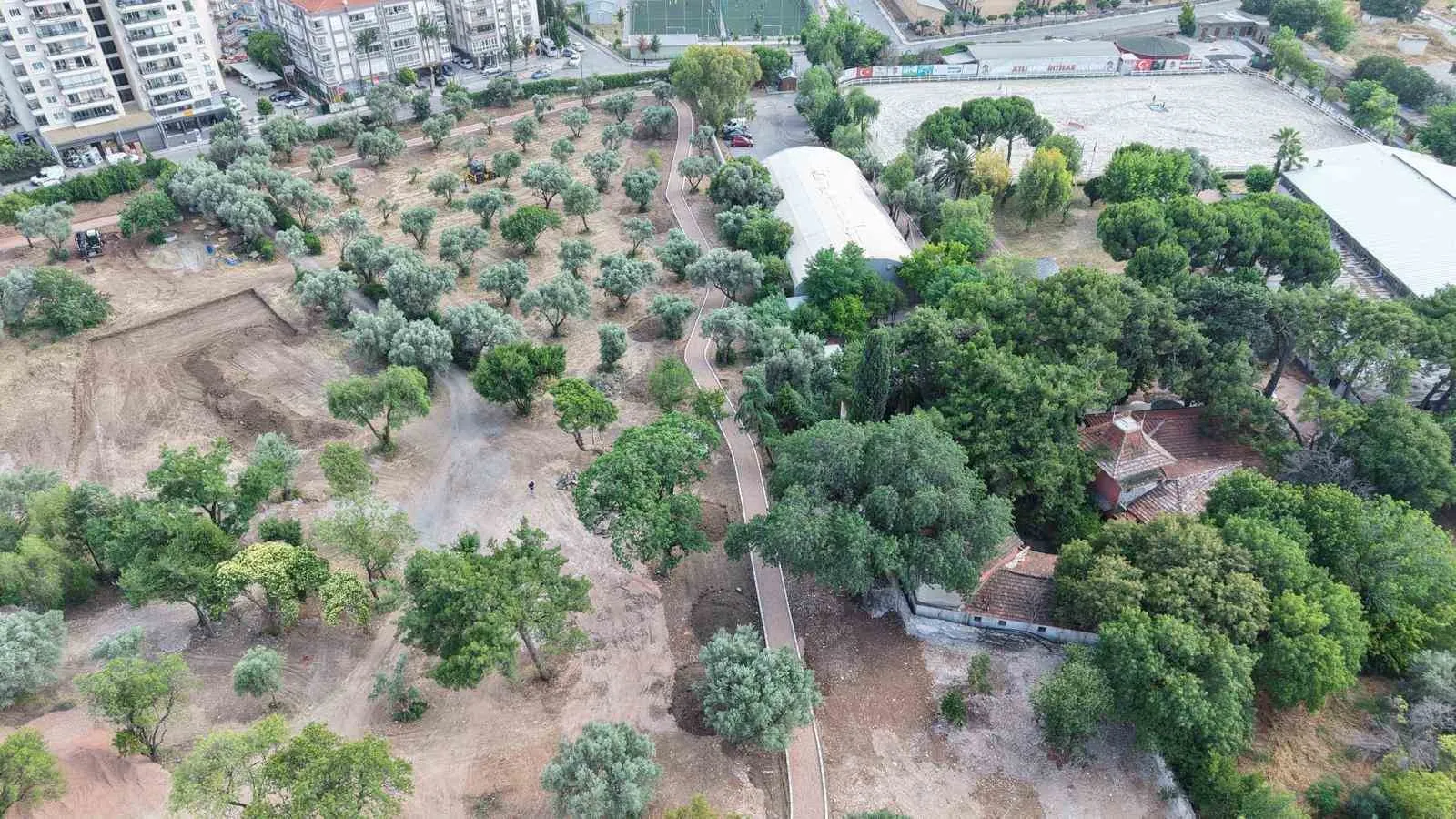 Buca’da betonun yerini doğa alıyor: Aliberti Köşkü yaşayan bir parka dönüşüyor