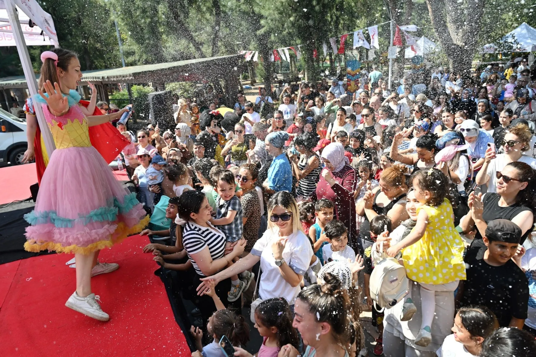 Bornova'da tatil heyecanı zirve yaptı: Büyükpark miniklerle şenlendi