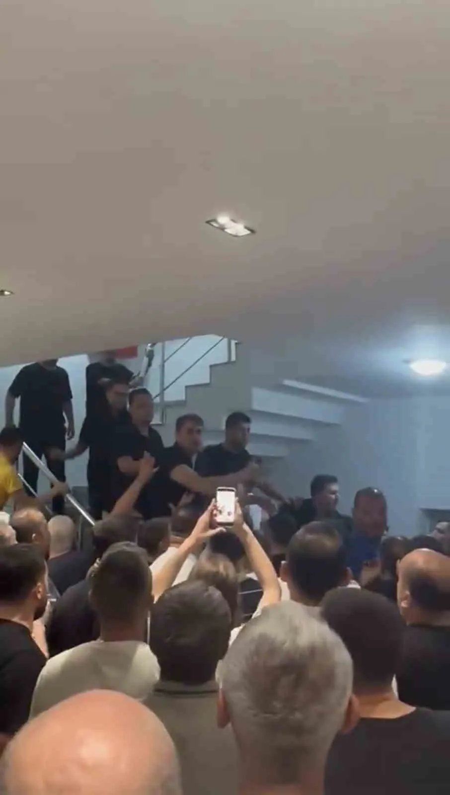 CHP İzmir İl Binasında gece yarısı operasyonu: Koltuk krizi arbedeyle sonuçlandı