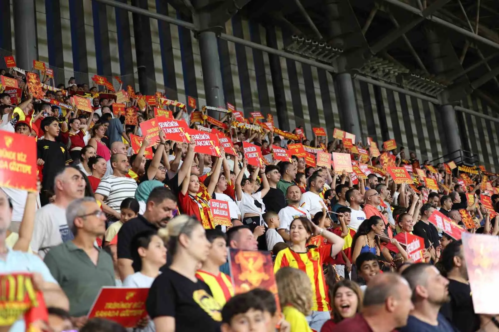 Göztepe'den öğrencilere çifte kutlama: Karneni getir, sarı-kırmızı hediyeni kap