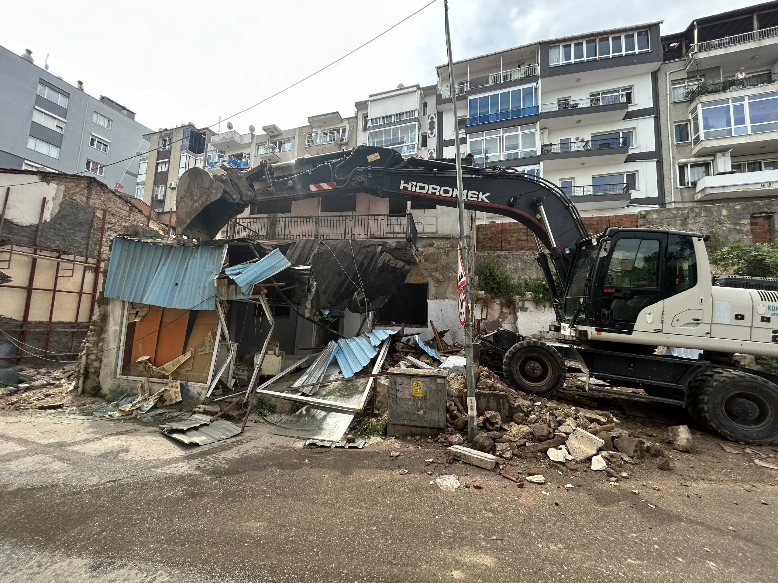Konak’ta tehlike saçan yapılar birer birer temizleniyor: Hedef daha güvenli bir ilçe