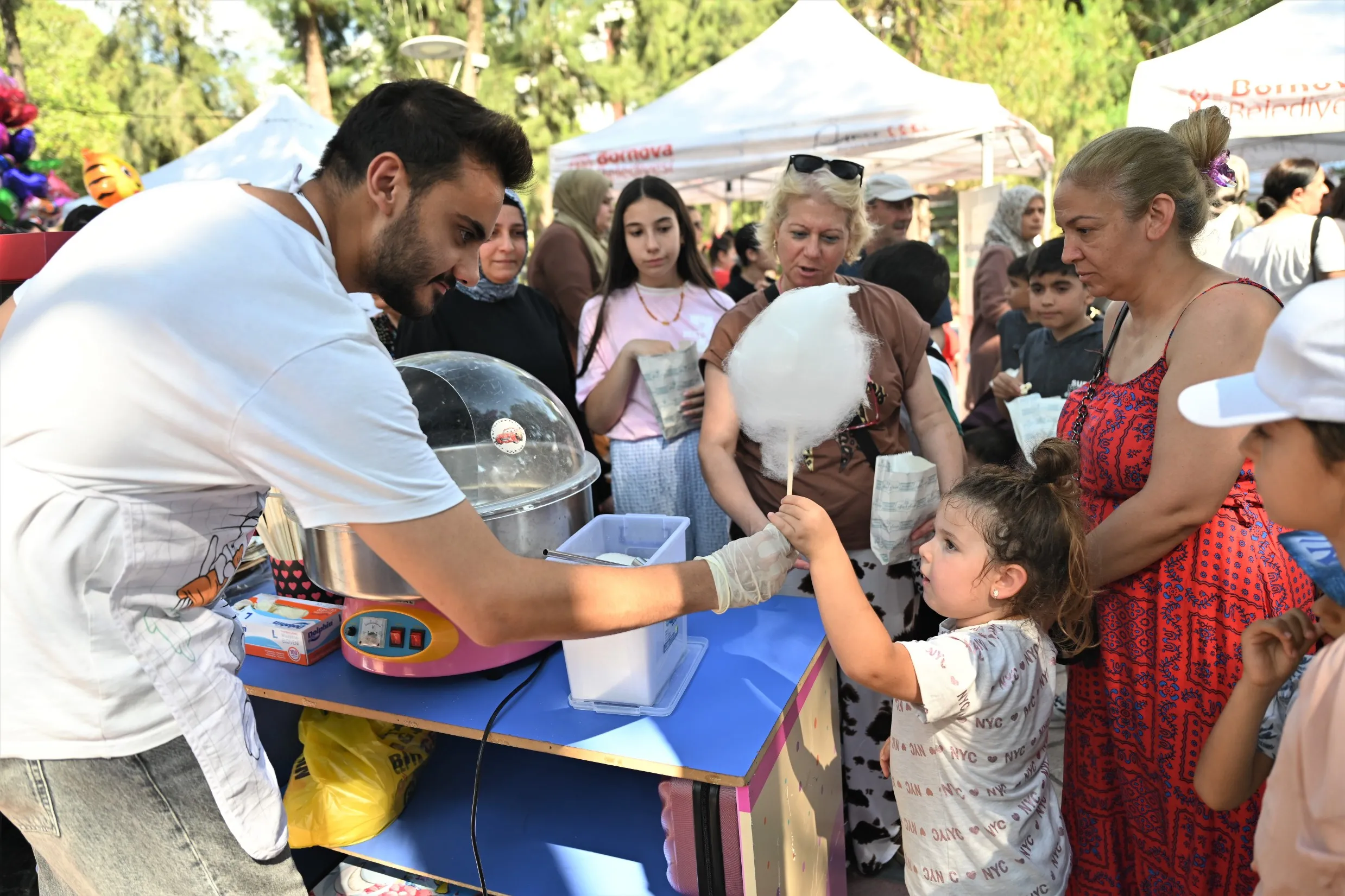 Bornova'da tatil heyecanı zirve yaptı: Büyükpark miniklerle şenlendi