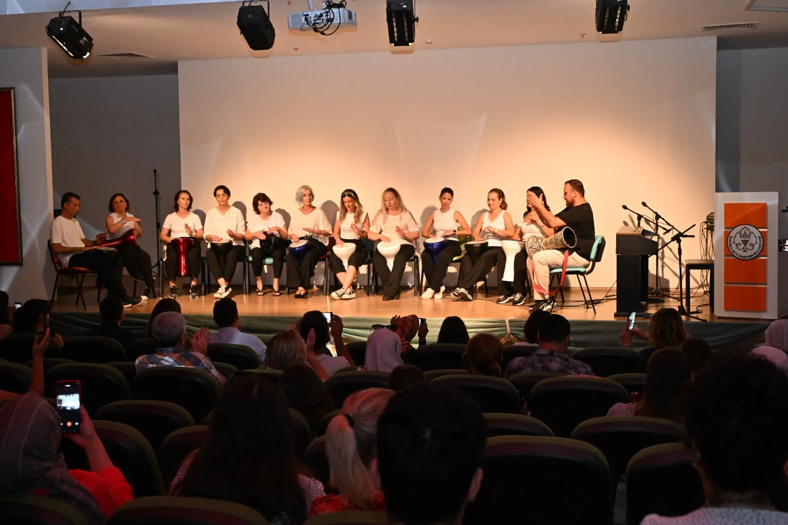 Manisa'da sanat rüzgarı: Kursiyerler hünerlerini sahnede sergiledi