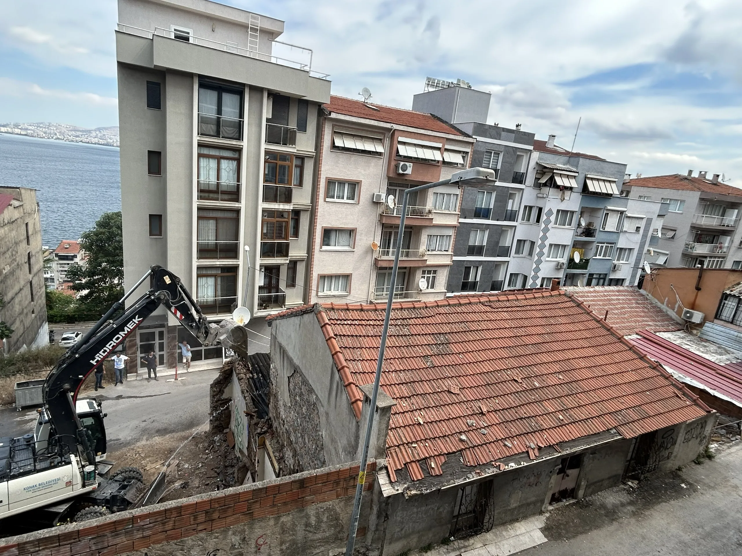 Konak’ta tehlike saçan yapılar birer birer temizleniyor: Hedef daha güvenli bir ilçe