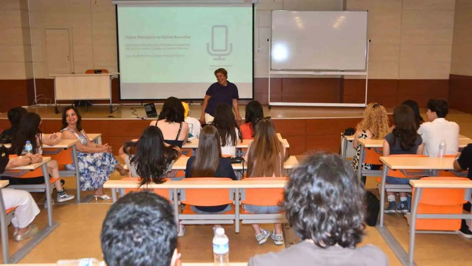 İzmirli gençler dijital dünyayı keşfediyor: Ege Üniversitesi’nden profesyonel dokunuş