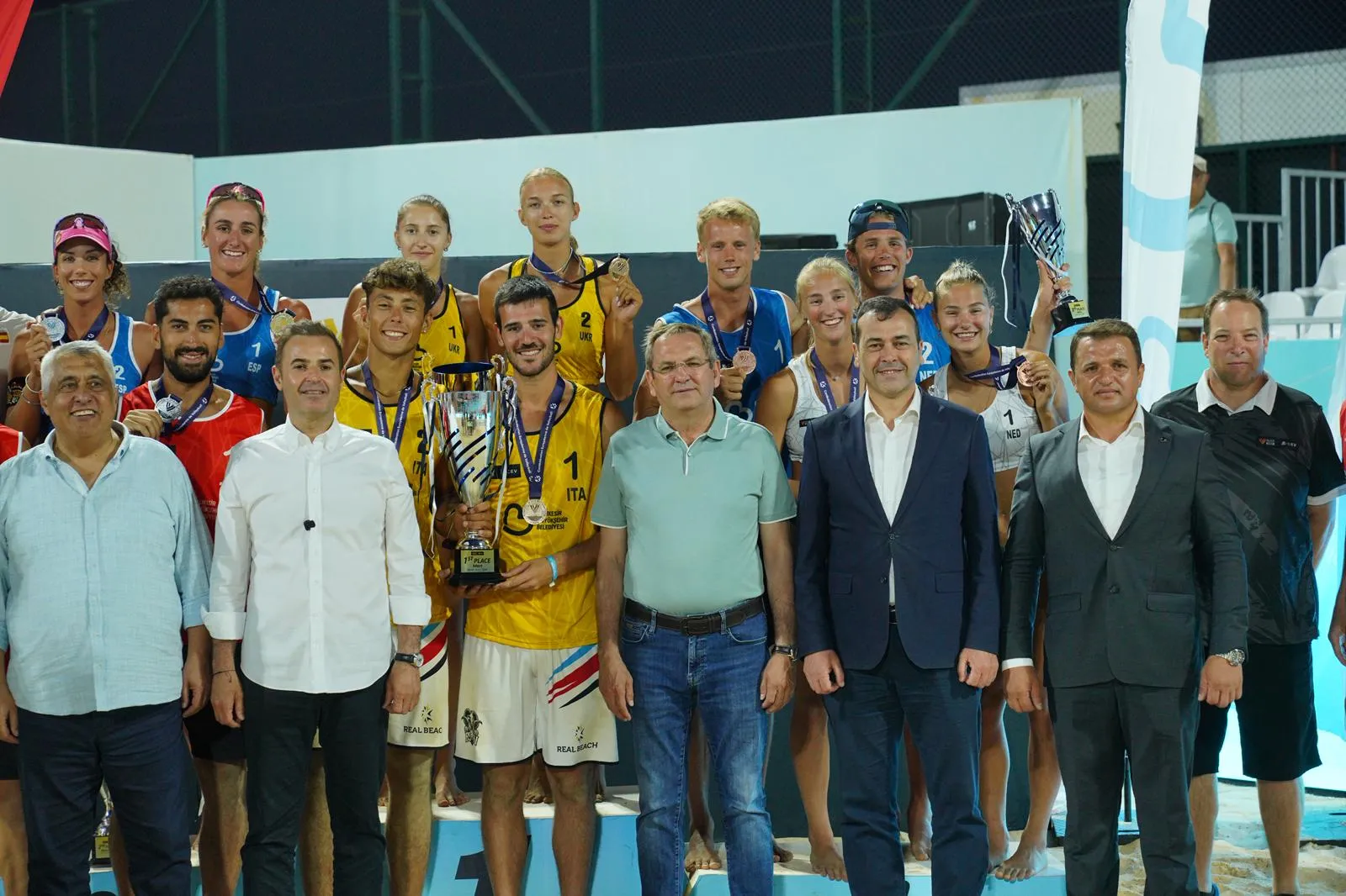 Sarımsaklı’da Voleybol Şöleni: Dünya Yıldızları Ayvalık’ta Buluştu