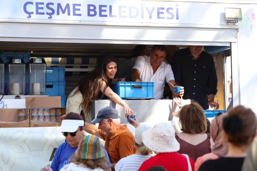 Çeşme’de aşure bereketi: Başkan Denizli komşularıyla aynı sofrada buluştu