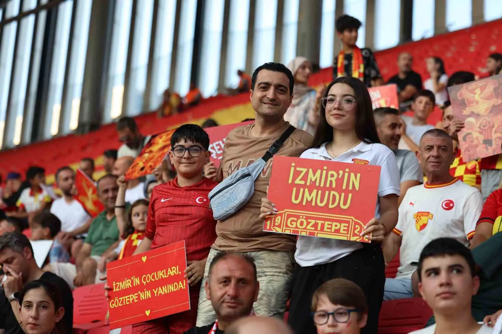 Göztepe'den öğrencilere çifte kutlama: Karneni getir, sarı-kırmızı hediyeni kap
