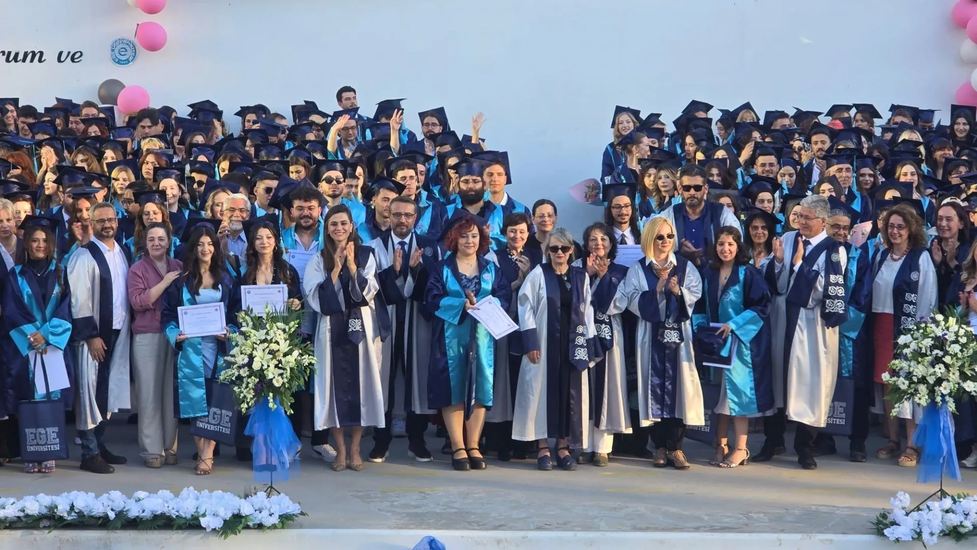 Ege Üniversitesi Edebiyat Fakültesi’nde kep atma heyecanı: Genç bilim insanları mezun oldu