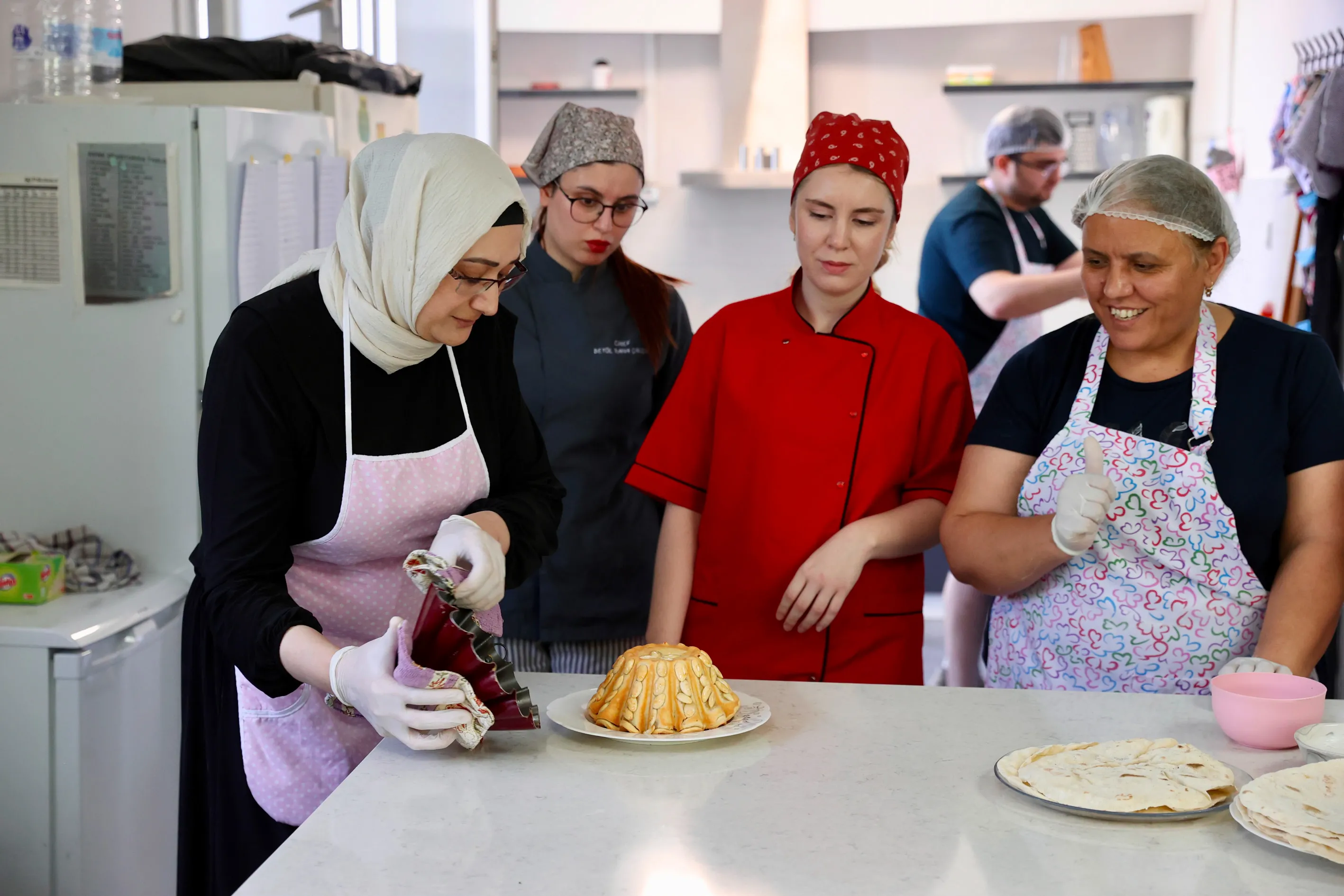 Buca’da mutfak önlükleri kariyer için bağlandı: Kadınlar geleceği pişiriyor