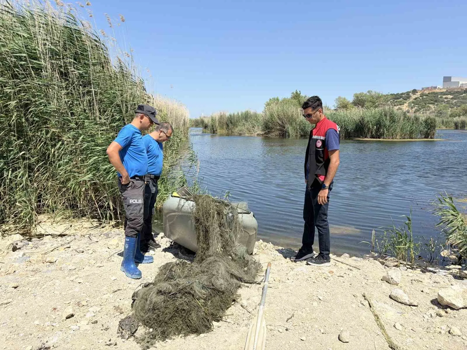 Aliağa’da sulara kurulan gizli tuzağı ekipler fark etti: 50 metrelik ağ imha edildi