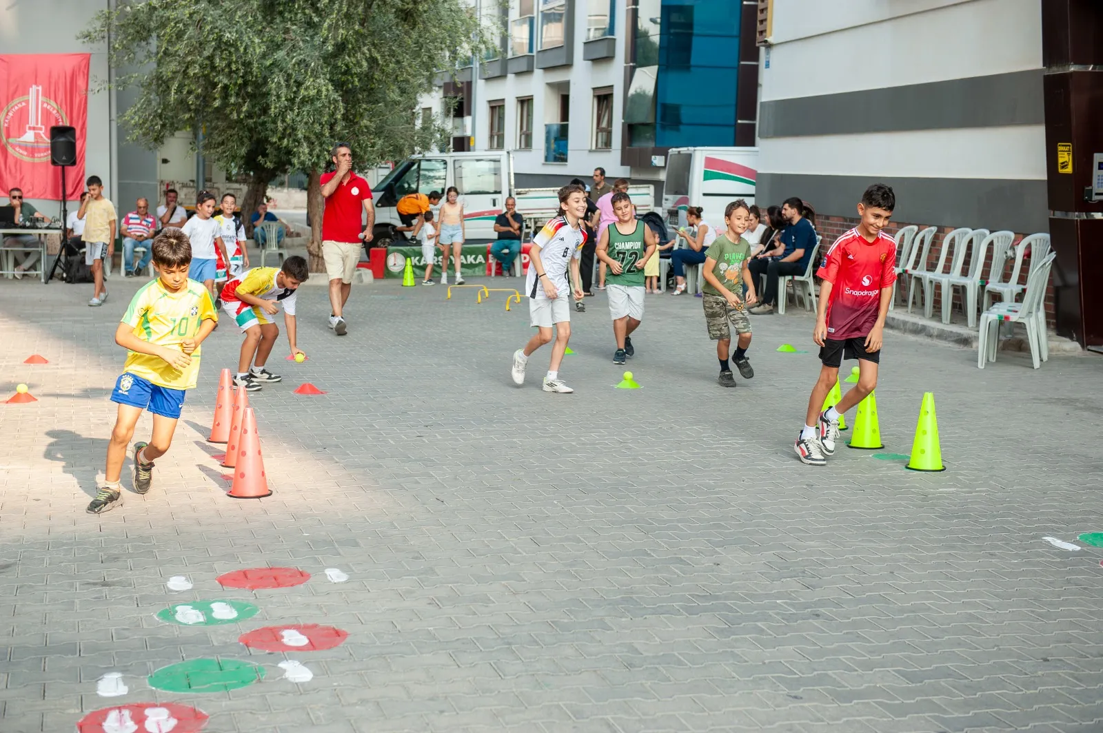 Karşıyaka’da ekranlar kapanıyor, sokaklar şenleniyor: Mahalle Olimpiyatları başlıyor