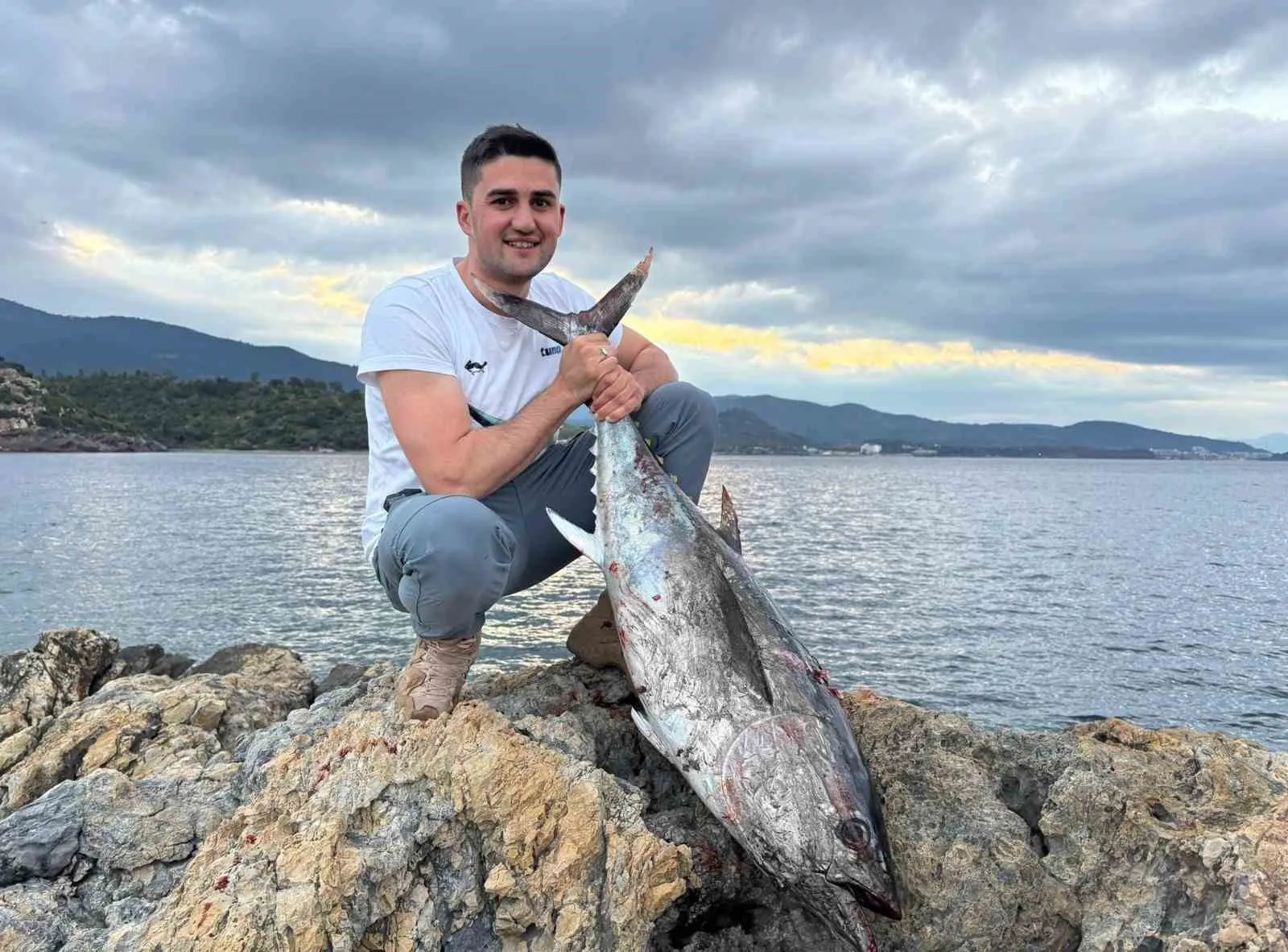 İzmir'de oltaya takılan devasa sürpriz: Mavi Yüzgeçli Orkinos ile saatler süren düello