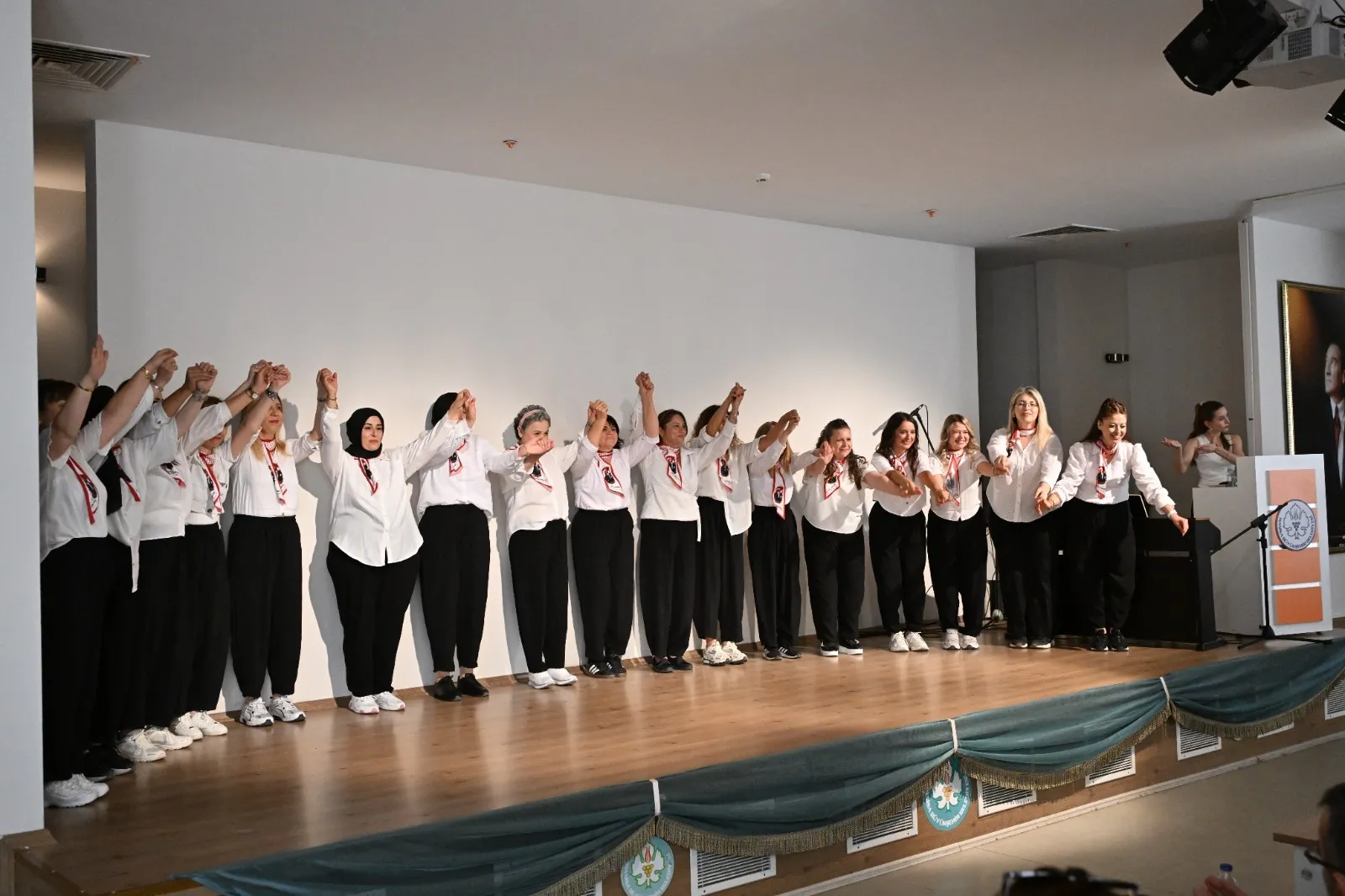 Manisa'da sanat rüzgarı: Kursiyerler hünerlerini sahnede sergiledi