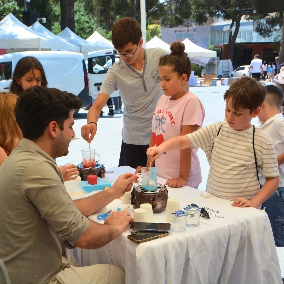 Bornova'da bilim rüzgarı: Büyükpark dev bir laboratuvara dönüştü