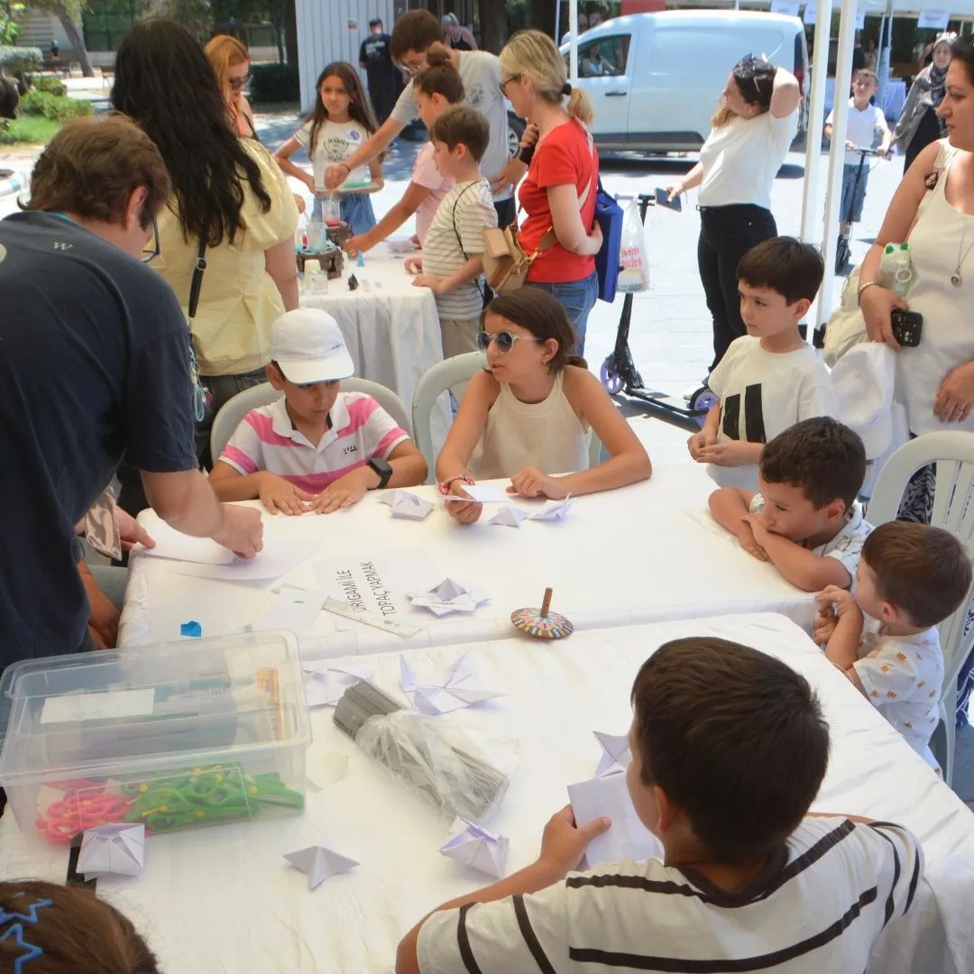 Bornova'da bilim rüzgarı: Büyükpark dev bir laboratuvara dönüştü