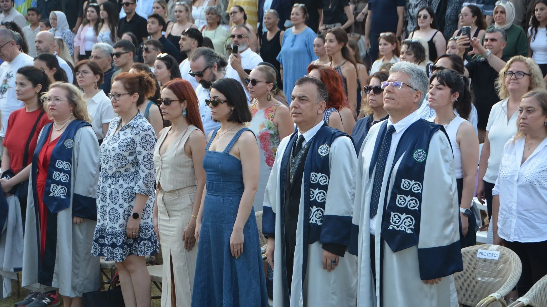 Ege Üniversitesi İletişim Fakültesi’nde mezuniyet coşkusu: Sahne gençlerin