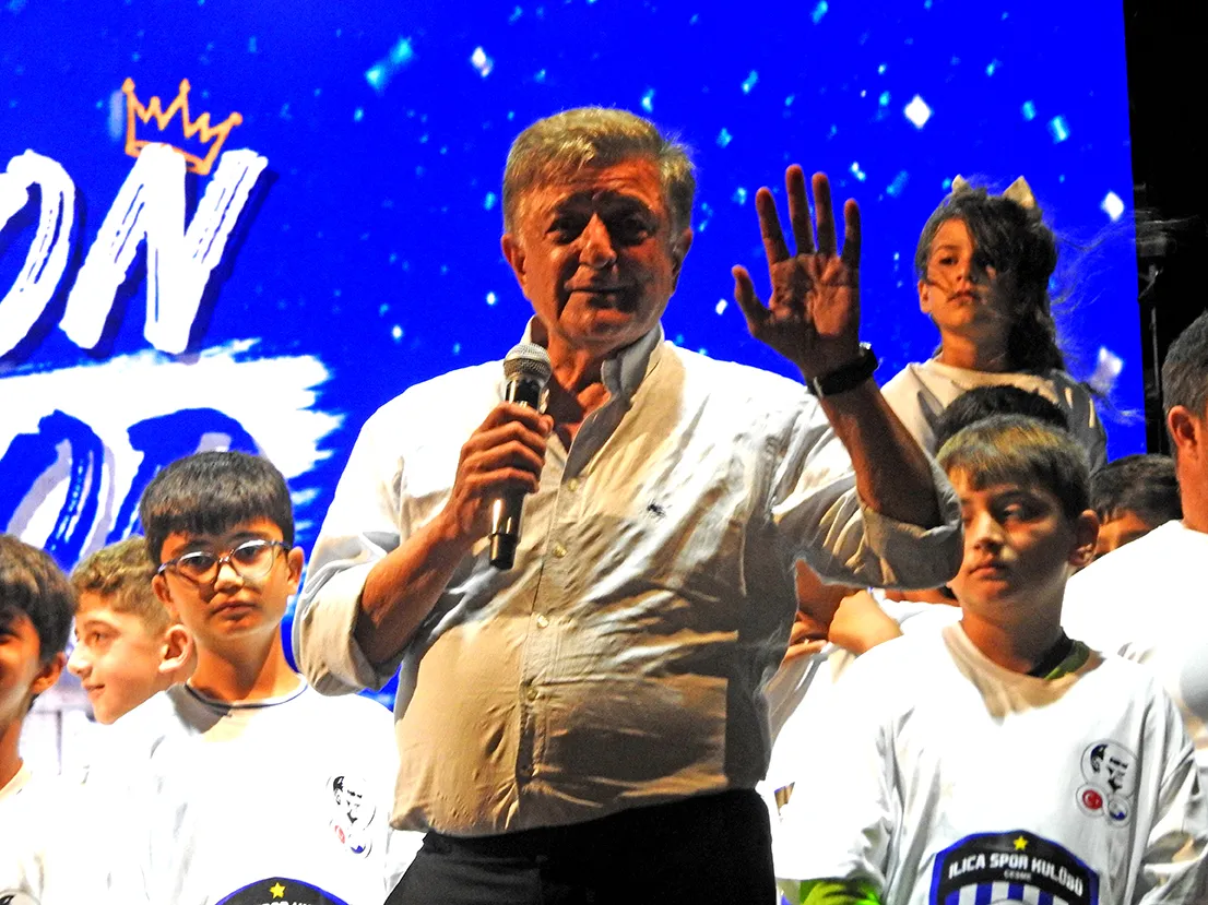Yılmaz Vural Çeşme'de gözyaşlarını tutamadı: Minik şampiyonlara kupalarını verirken duygusal anlar yaşadı
