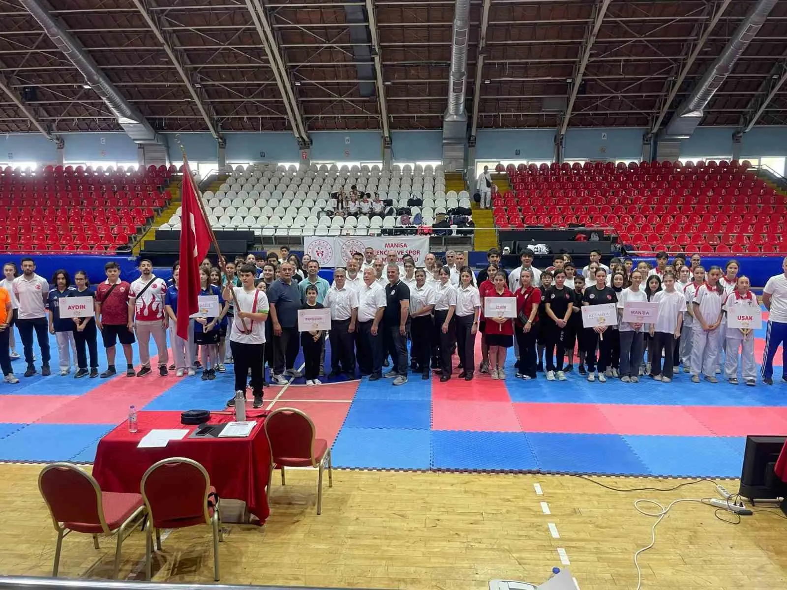 Manisa tatamisinde nefes kesen rekabet: 85 sporcu madalya için ter döküyor